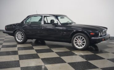 Jaguar-Xj6-1983-Maraschino-Black-Biscuit-2