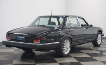Jaguar-Xj6-1983-Maraschino-Black-Biscuit-21