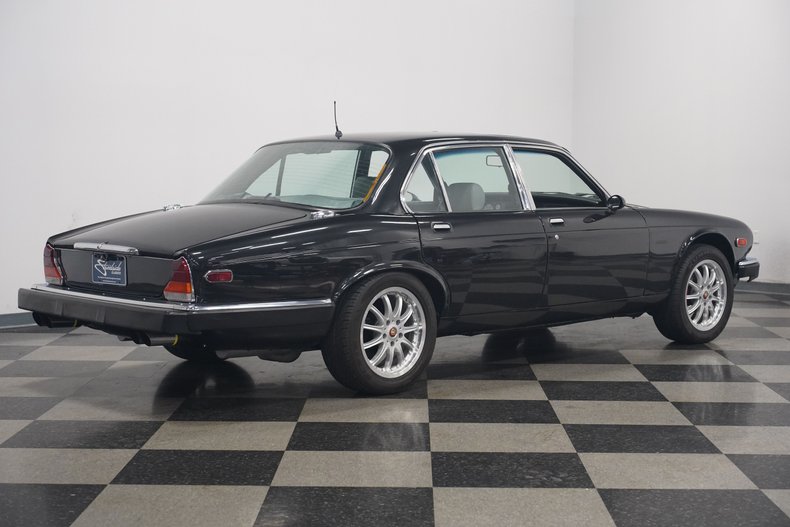 Jaguar-Xj6-1983-Maraschino-Black-Biscuit-22