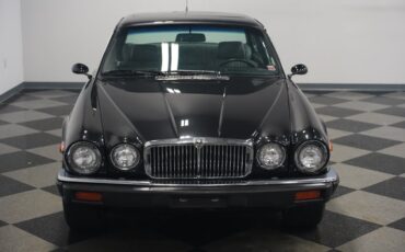 Jaguar-Xj6-1983-Maraschino-Black-Biscuit-25
