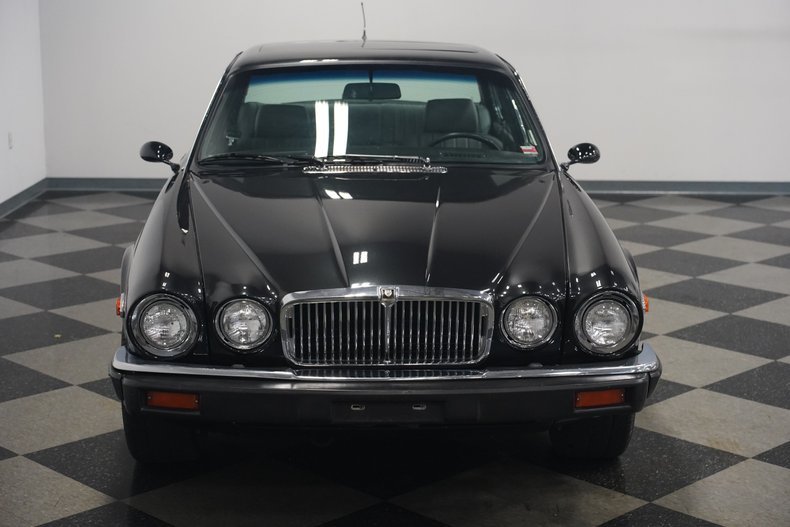 Jaguar-Xj6-1983-Maraschino-Black-Biscuit-25