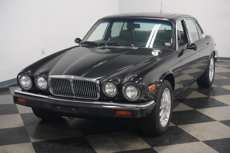 Jaguar-Xj6-1983-Maraschino-Black-Biscuit-26