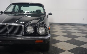 Jaguar-Xj6-1983-Maraschino-Black-Biscuit-28