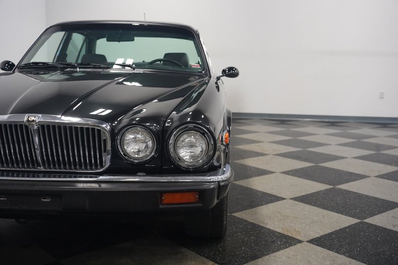 Jaguar-Xj6-1983-Maraschino-Black-Biscuit-28