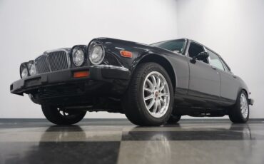 Jaguar-Xj6-1983-Maraschino-Black-Biscuit-29