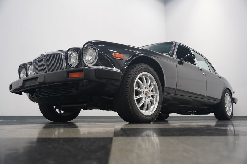 Jaguar-Xj6-1983-Maraschino-Black-Biscuit-29