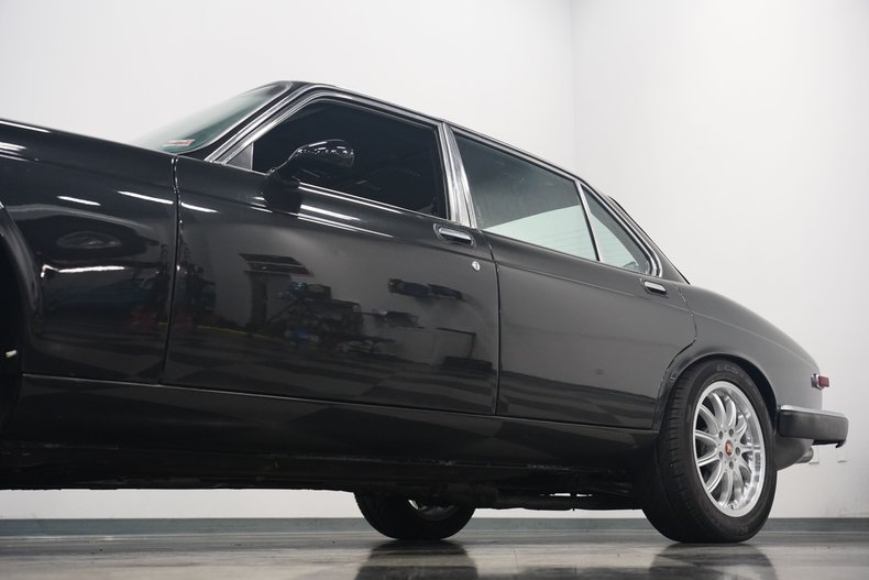 Jaguar-Xj6-1983-Maraschino-Black-Biscuit-30