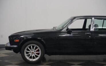 Jaguar-Xj6-1983-Maraschino-Black-Biscuit-31