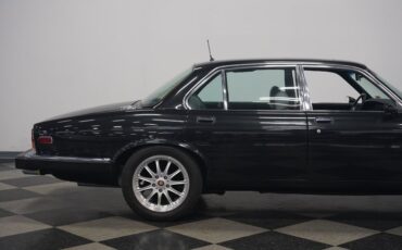 Jaguar-Xj6-1983-Maraschino-Black-Biscuit-37