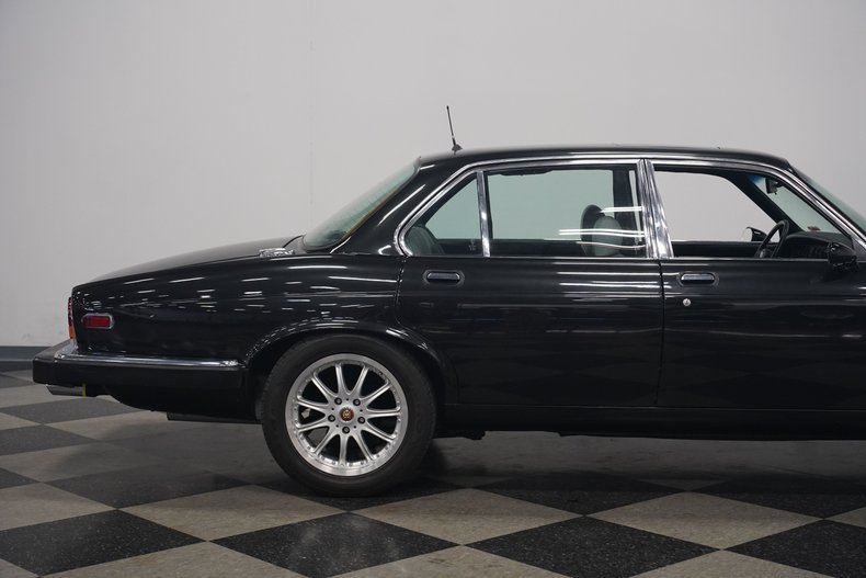 Jaguar-Xj6-1983-Maraschino-Black-Biscuit-37