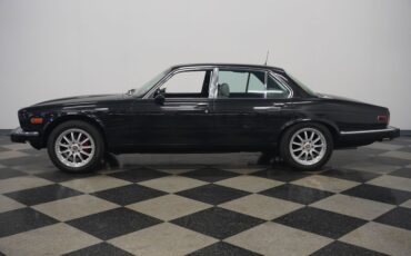 Jaguar-Xj6-1983-Maraschino-Black-Biscuit