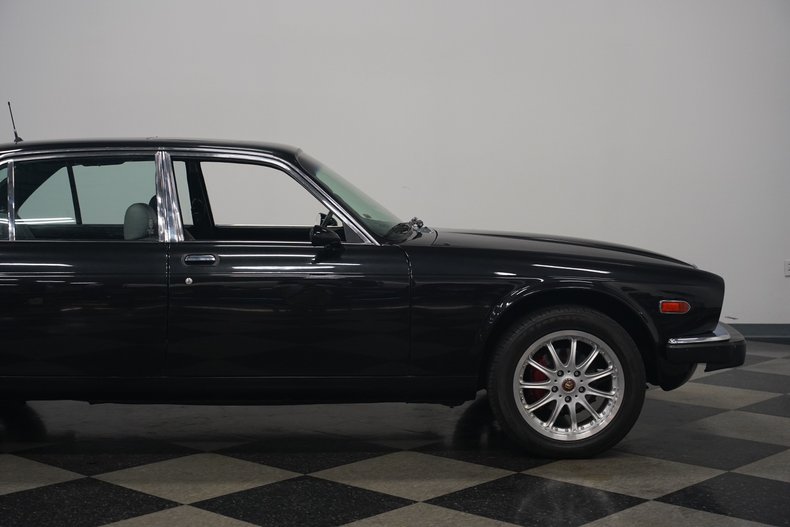 Jaguar-Xj6-1983-Maraschino-Black-Biscuit-38