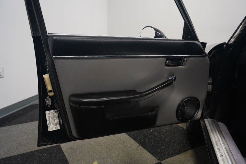 Jaguar-Xj6-1983-Maraschino-Black-Biscuit-42