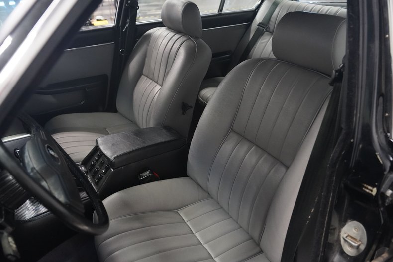 Jaguar-Xj6-1983-Maraschino-Black-Biscuit-47