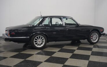Jaguar-Xj6-1983-Maraschino-Black-Biscuit-6
