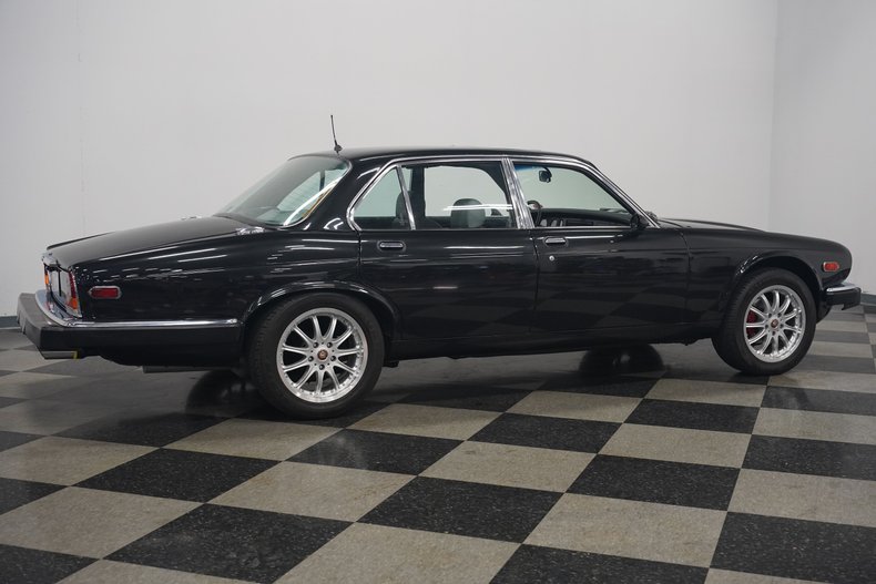 Jaguar-Xj6-1983-Maraschino-Black-Biscuit-6