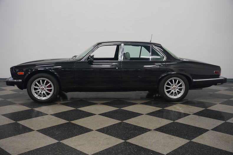 Jaguar-Xj6-1983-Maraschino-Black-Biscuit