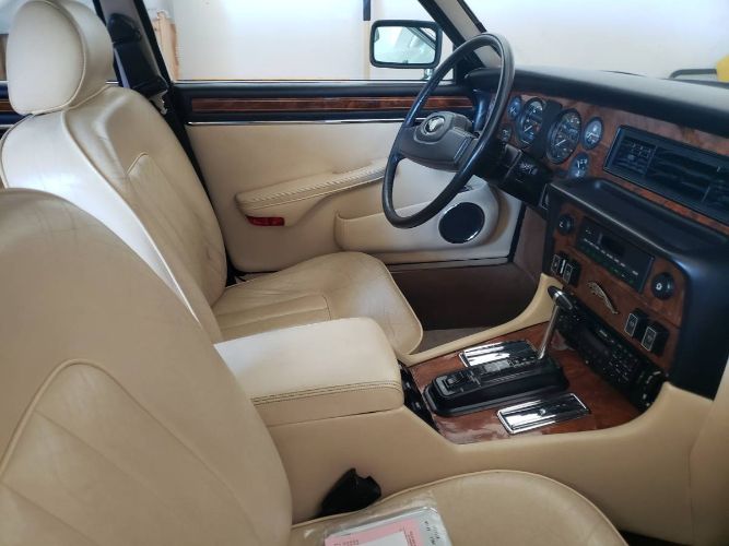 Jaguar-Xj6-1986-Black-Leather-18
