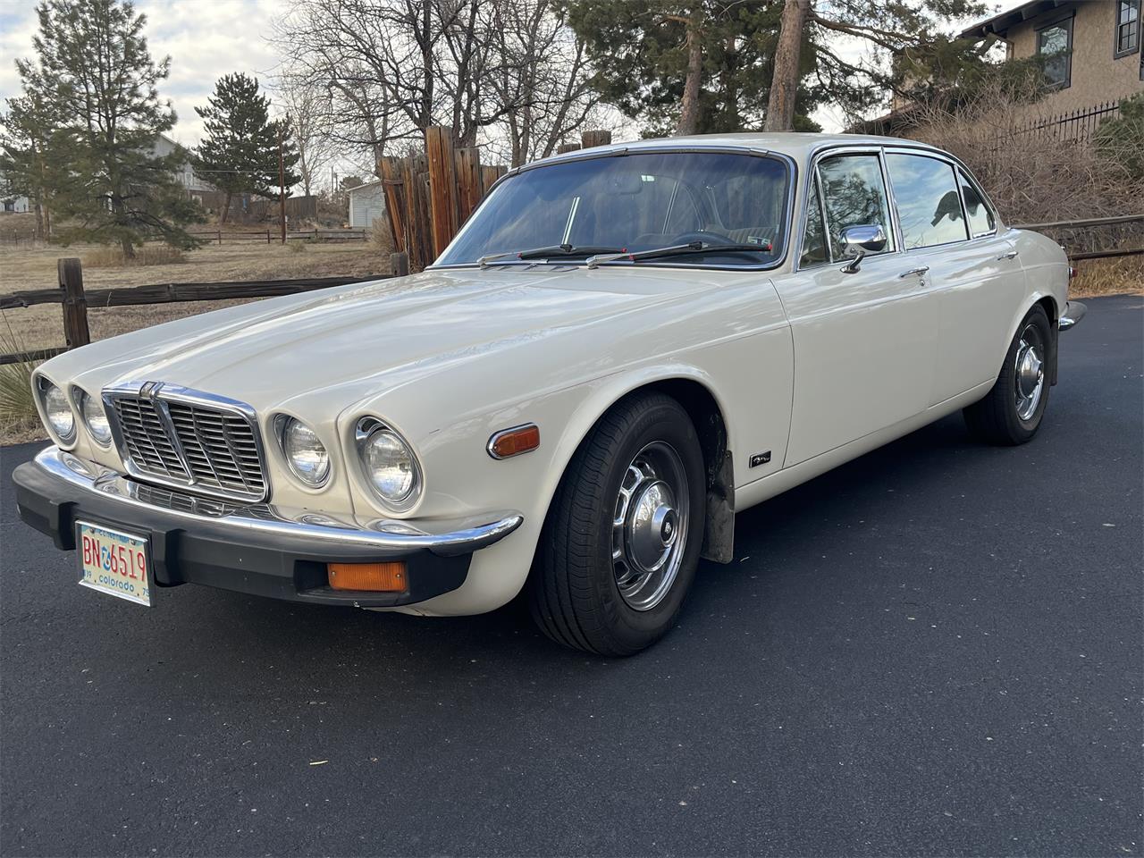 Jaguar-Xj6l-1976-White-Tan-1
