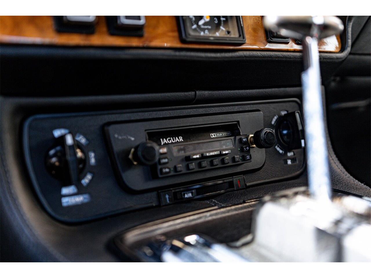 Jaguar-Xjs-1982-Tudor-White-Black-21