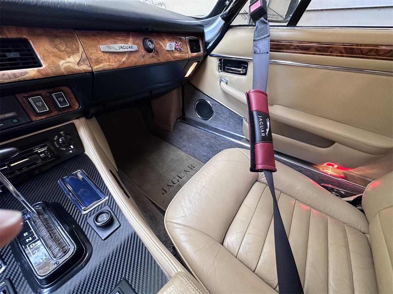 Jaguar-Xjs-1988-Glacier-White-Barley-Leather-11