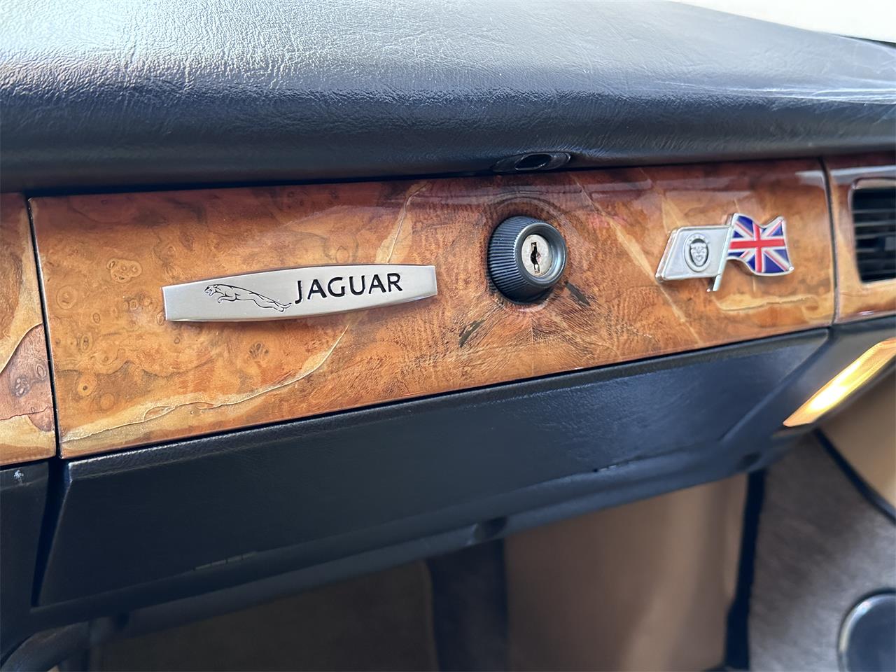Jaguar-Xjs-1988-Glacier-White-Barley-Leather-9