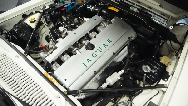 Jaguar-Xjs-1995-Glacier-White-Coffee-16