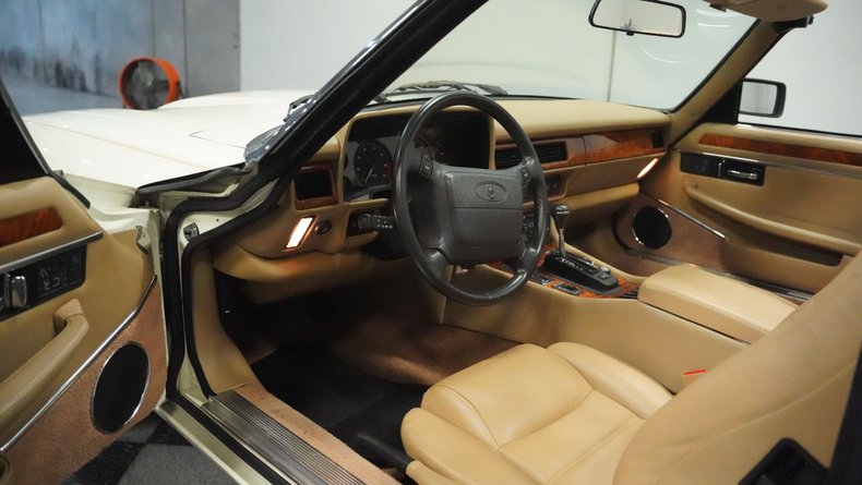 Jaguar-Xjs-1995-Glacier-White-Coffee-2