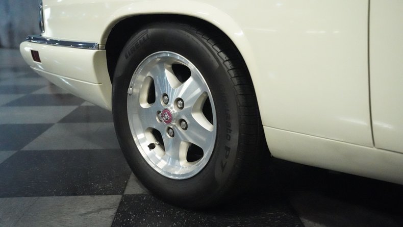 Jaguar-Xjs-1995-Glacier-White-Coffee-45