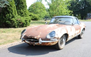 Jaguar-Xke-1962-White-Black-2