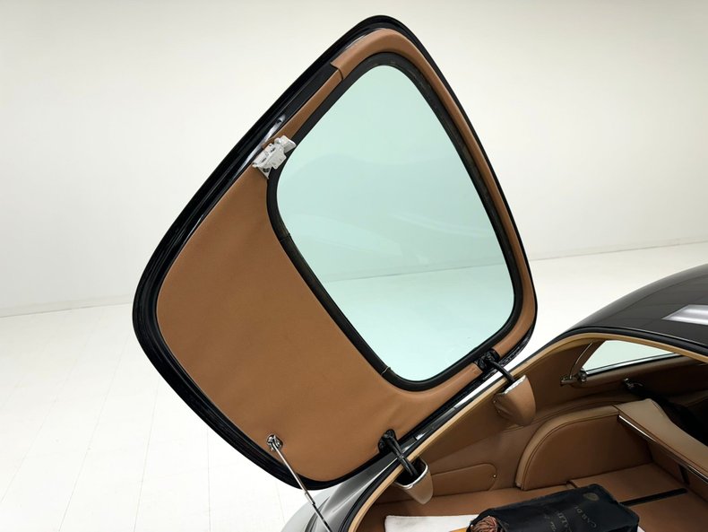 Jaguar-Xke-1969-Black-Cinnamon-11