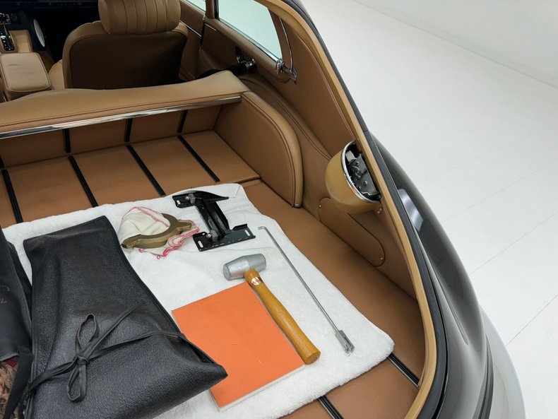 Jaguar-Xke-1969-Black-Cinnamon-12