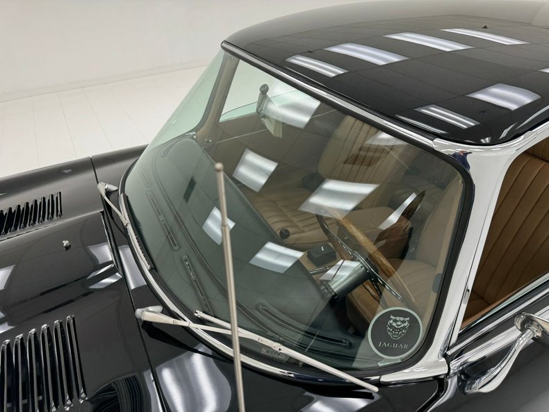 Jaguar-Xke-1969-Black-Cinnamon-14