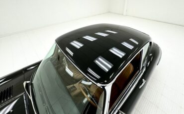 Jaguar-Xke-1969-Black-Cinnamon-15