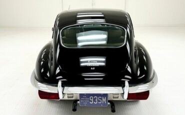 Jaguar-Xke-1969-Black-Cinnamon-2
