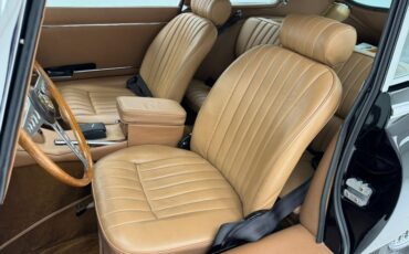Jaguar-Xke-1969-Black-Cinnamon-33