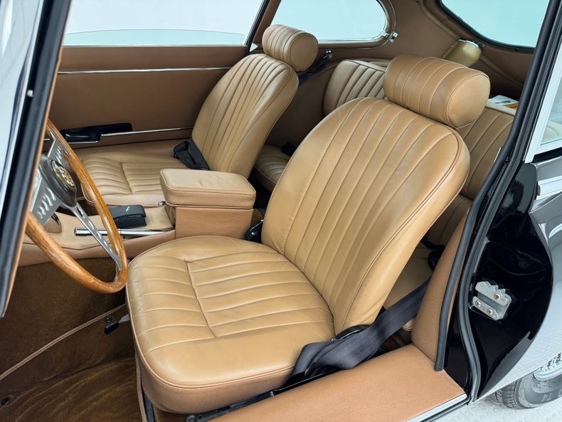 Jaguar-Xke-1969-Black-Cinnamon-33