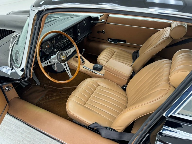 Jaguar-Xke-1969-Black-Cinnamon-34