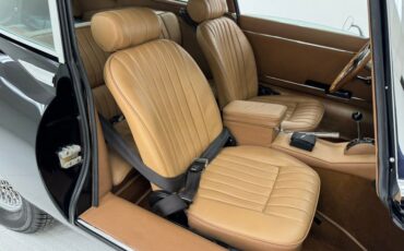 Jaguar-Xke-1969-Black-Cinnamon-36