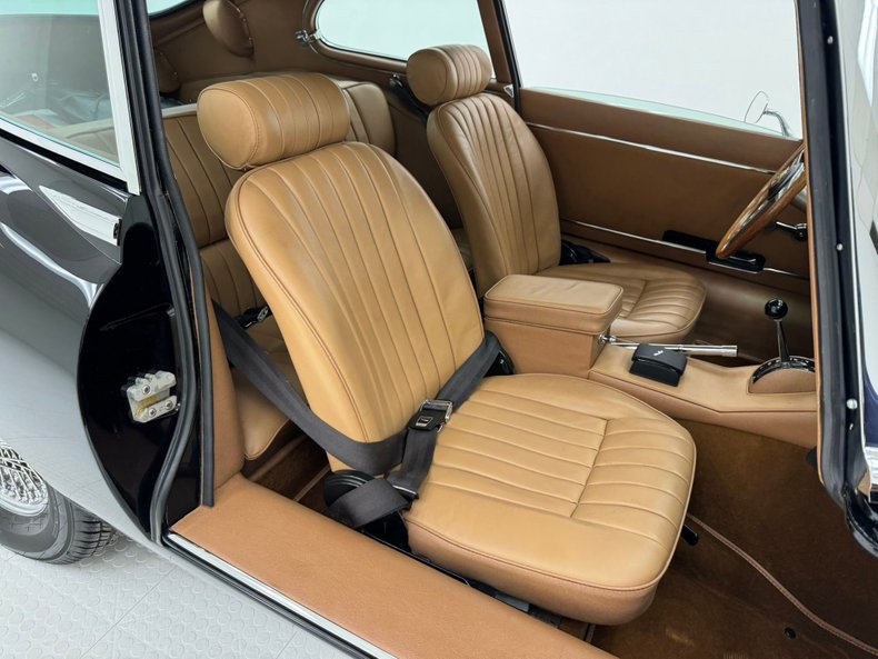 Jaguar-Xke-1969-Black-Cinnamon-36