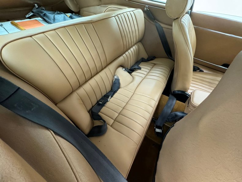 Jaguar-Xke-1969-Black-Cinnamon-38