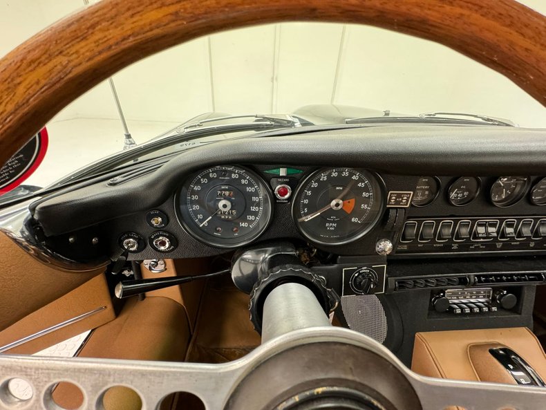 Jaguar-Xke-1969-Black-Cinnamon-40