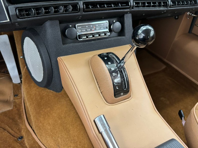 Jaguar-Xke-1969-Black-Cinnamon-46