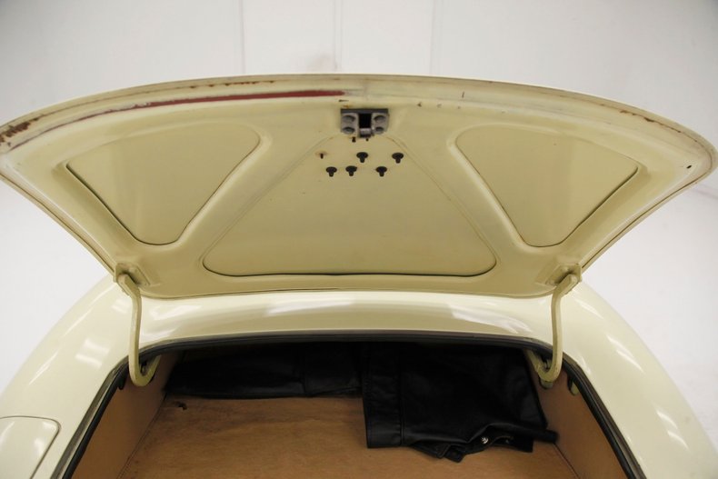 Jaguar-Xke-1969-Pale-Primrose-Tan-1