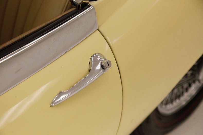 Jaguar-Xke-1969-Pale-Primrose-Tan-10