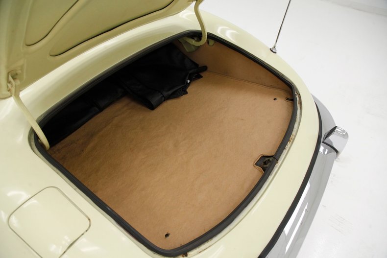 Jaguar-Xke-1969-Pale-Primrose-Tan-2