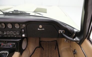 Jaguar-Xke-1969-Pale-Primrose-Tan-29