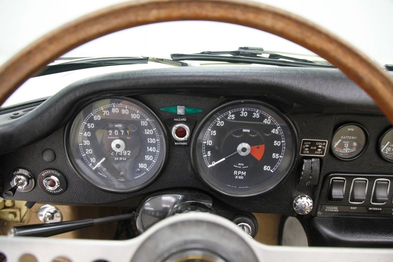 Jaguar-Xke-1969-Pale-Primrose-Tan-30