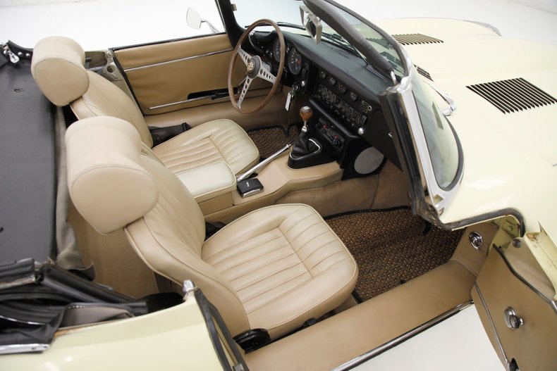 Jaguar-Xke-1969-Pale-Primrose-Tan-36