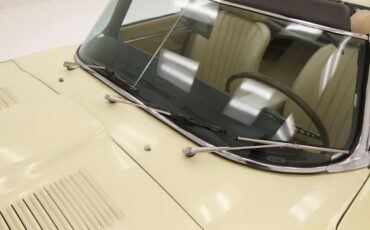Jaguar-Xke-1969-Pale-Primrose-Tan-38